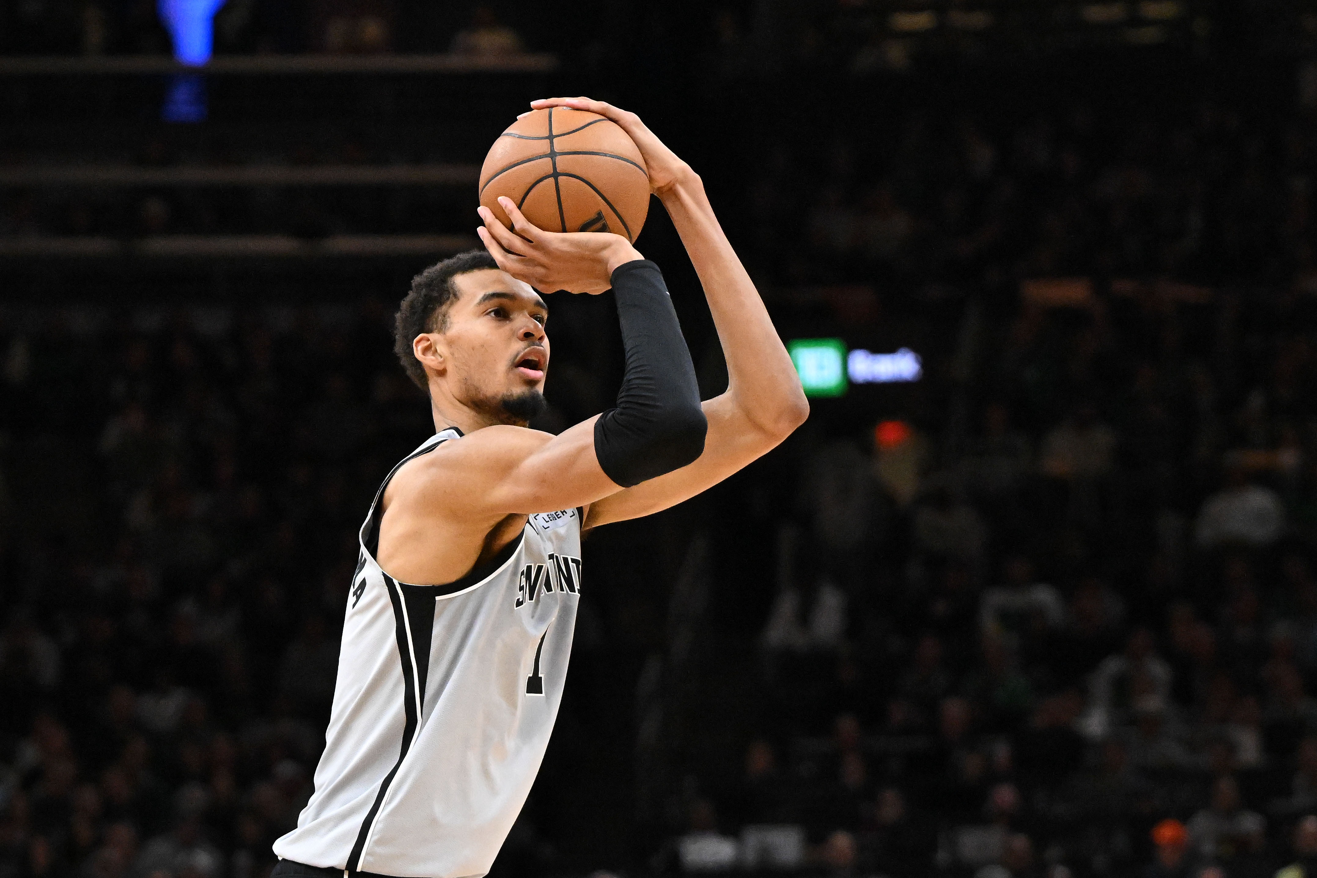 开云下载-全是三分对飚~马刺雄鹿第三节外线接连发炮 文班迎射特纳打停雄鹿